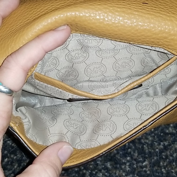 Authentic Michael Kors Purse with chain/leather strap - Picture 4 of 5